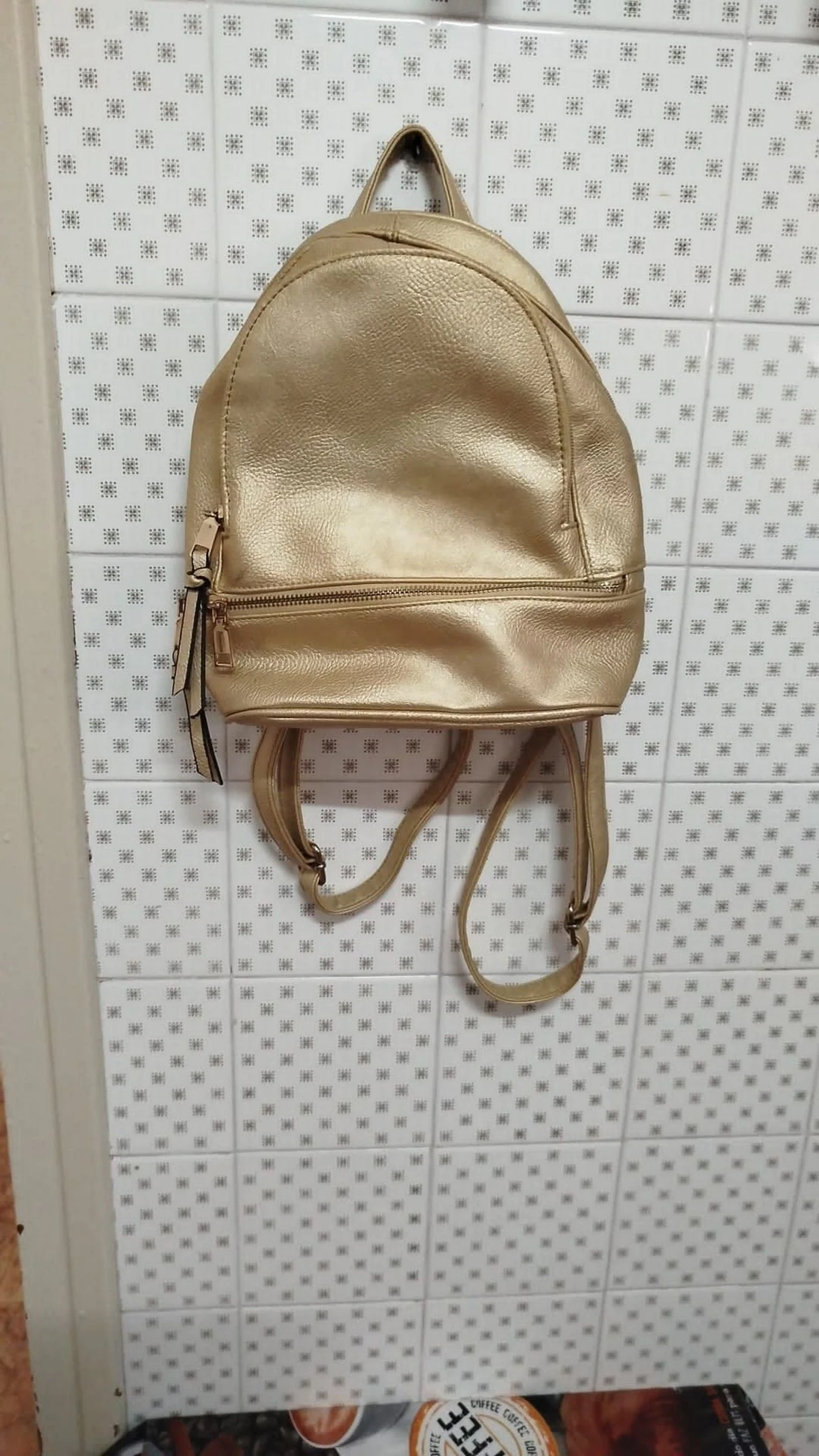Mochila dorada con diferentes bolsillos 💛